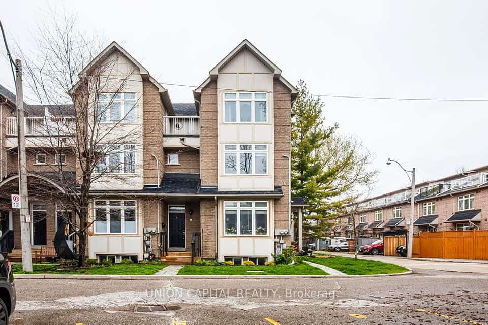 1 Bastedo Avenue #8, Toronto, ON M4C 5S7