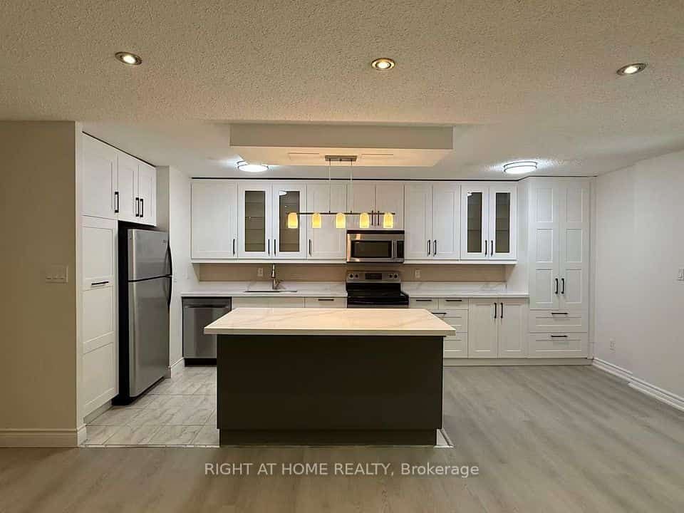 3025 The credit woodlands Drive #109, Mississauga, ON L5C 2V3