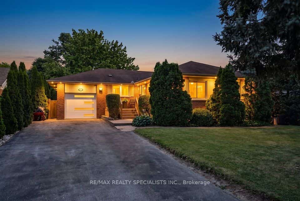 63 Suburban Drive, Mississauga, ON L5N 1H1