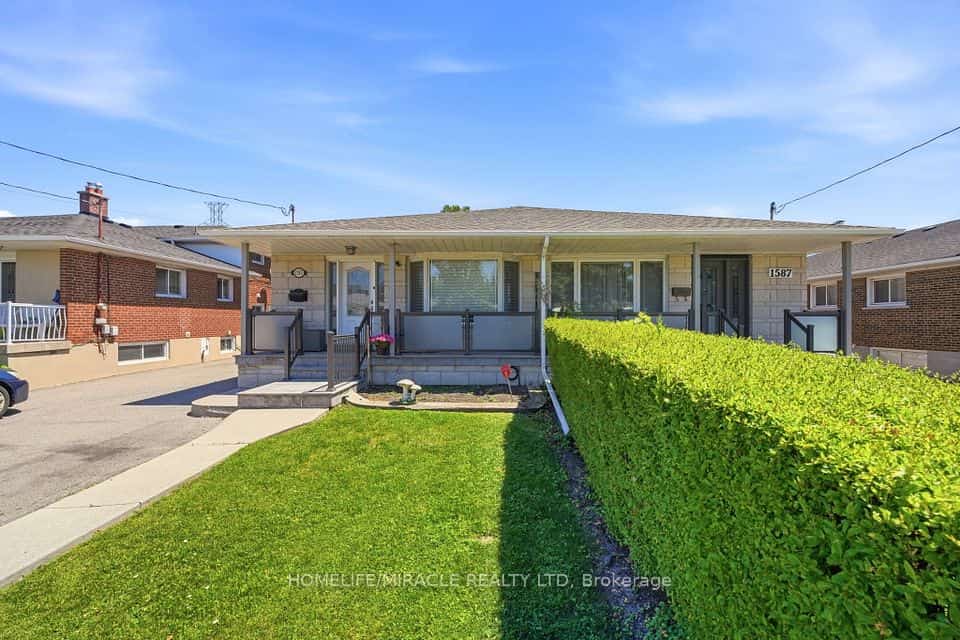 1585 Coram Crescent, Mississauga, ON L4X 1L1