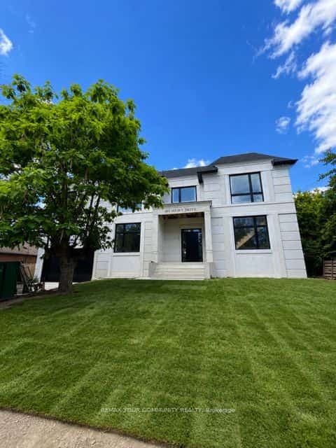 483 Selsey Drive, Mississauga, ON L5A 1B7