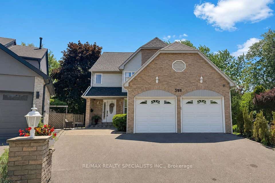 39 B Newington Crescent, Toronto, ON M9C 5B7