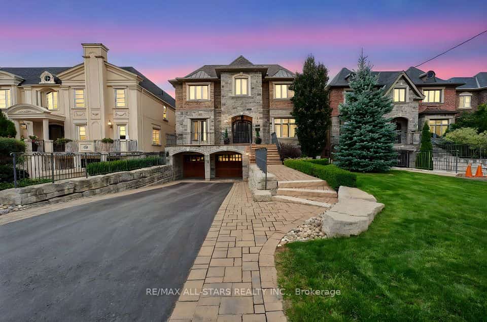126 Hillview Road, Aurora, ON L4G 2M5