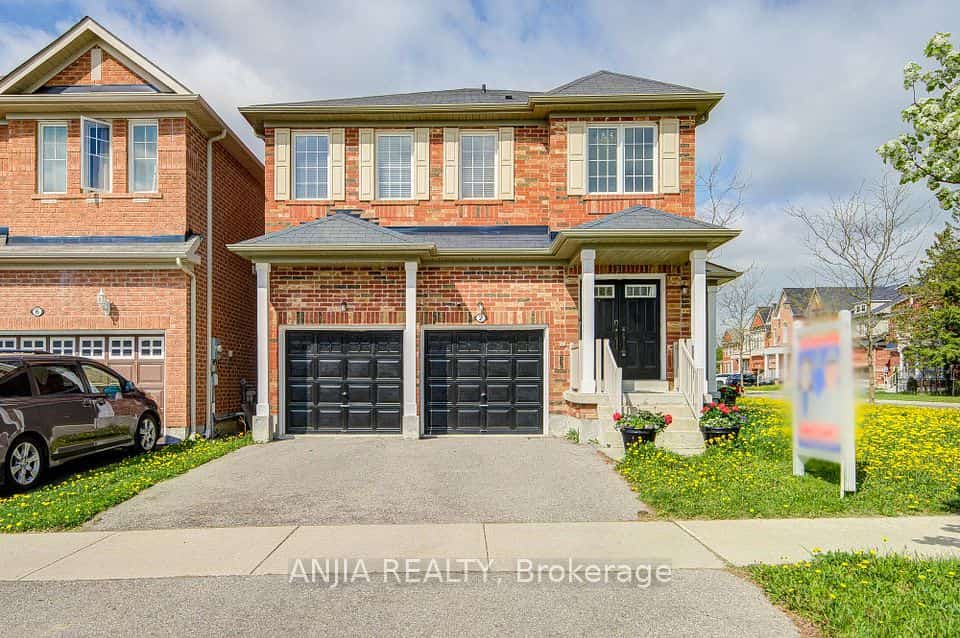 2 Horn Street, Whitchurch-Stouffville, ON L4A 0X9