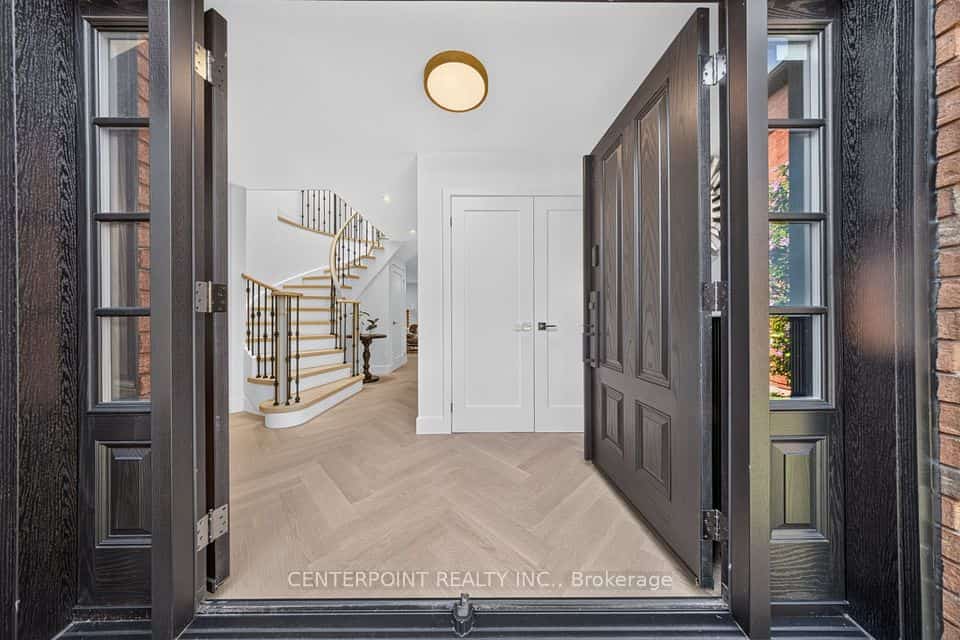 1073 Grandeur Crescent, Oakville, ON L6H 4B6