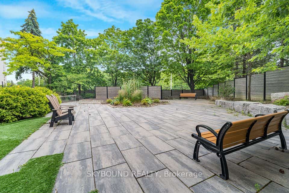 200 Robert Speck Parkway, Mississauga
