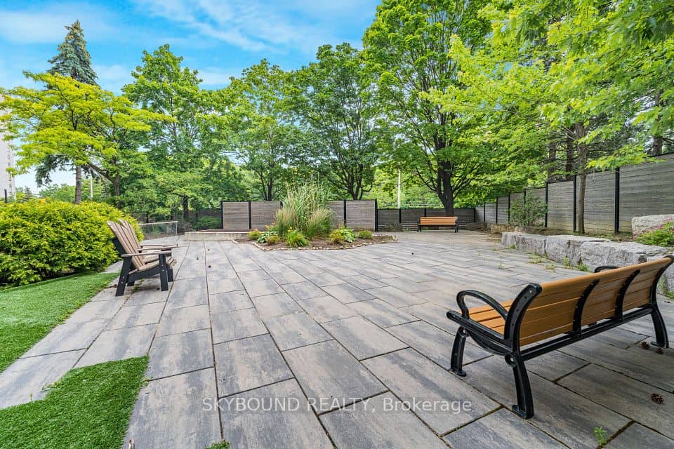 200 Robert Speck Parkway, Mississauga