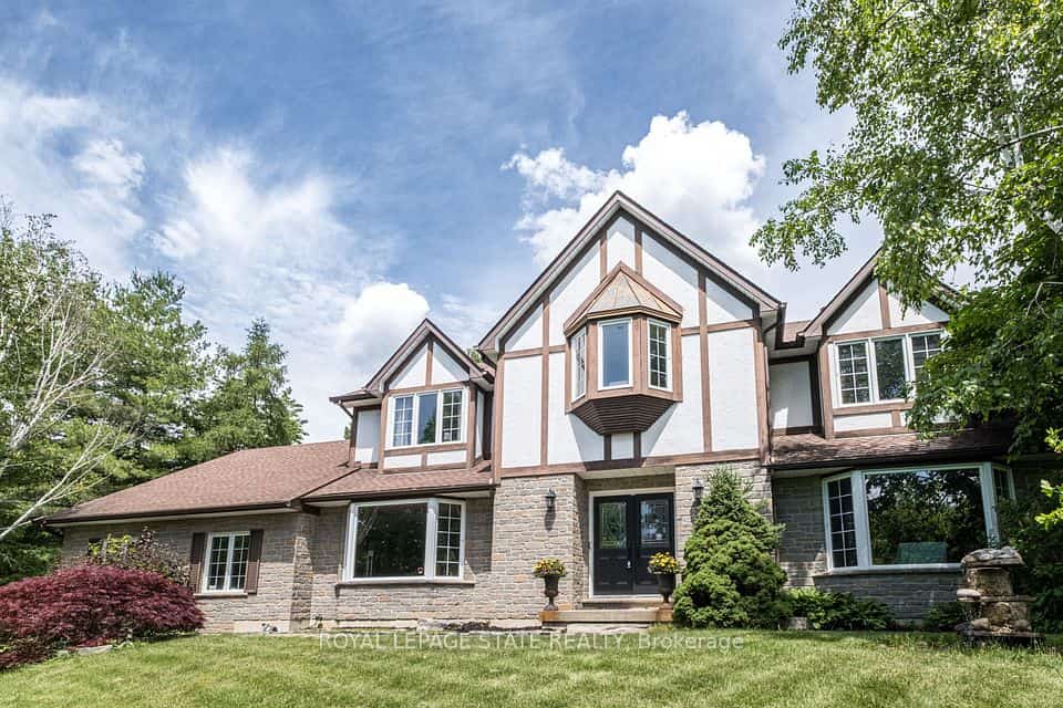 1 Kusins Court, Hamilton, ON L9H 6Z4