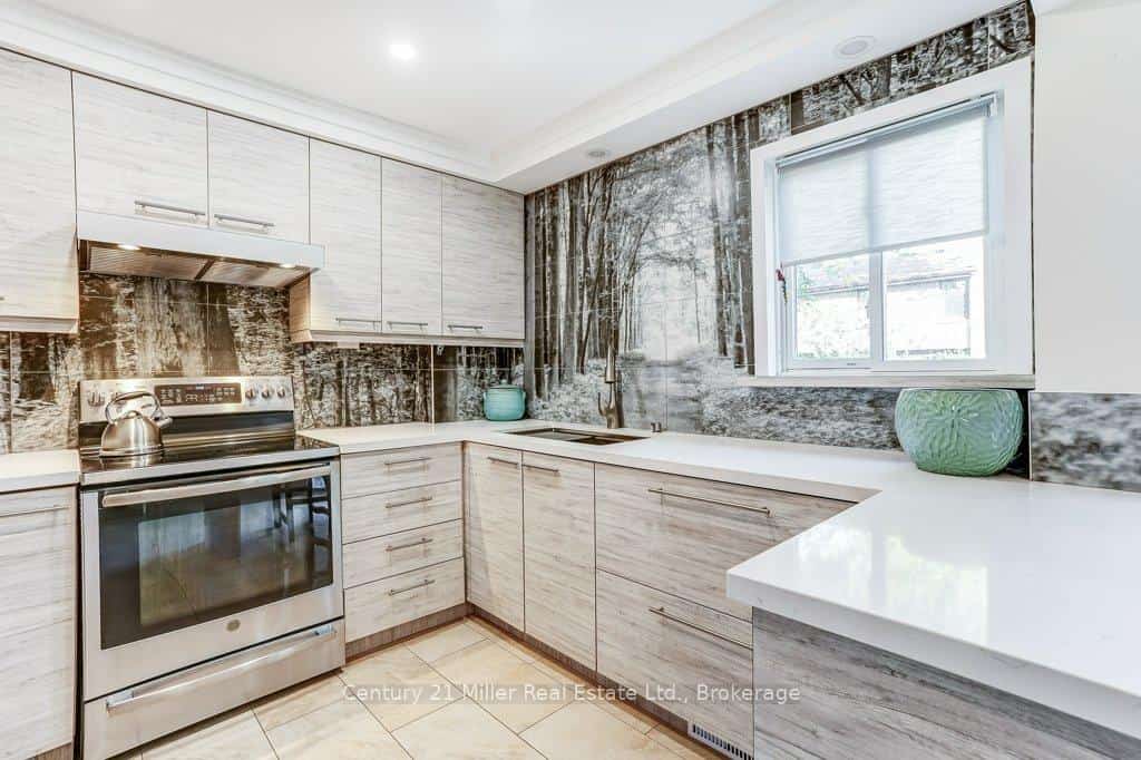 2605 Woodchester Drive #36, Mississauga, ON L5K 2E3