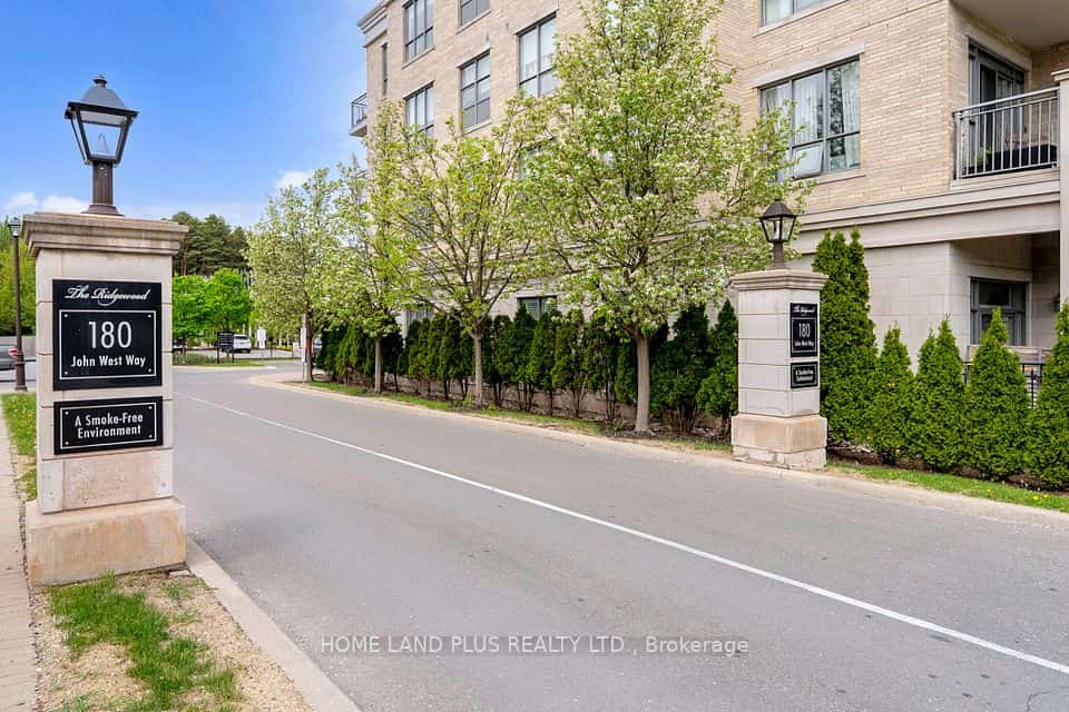 180 John West Way #422, Aurora, ON L4G 0R3