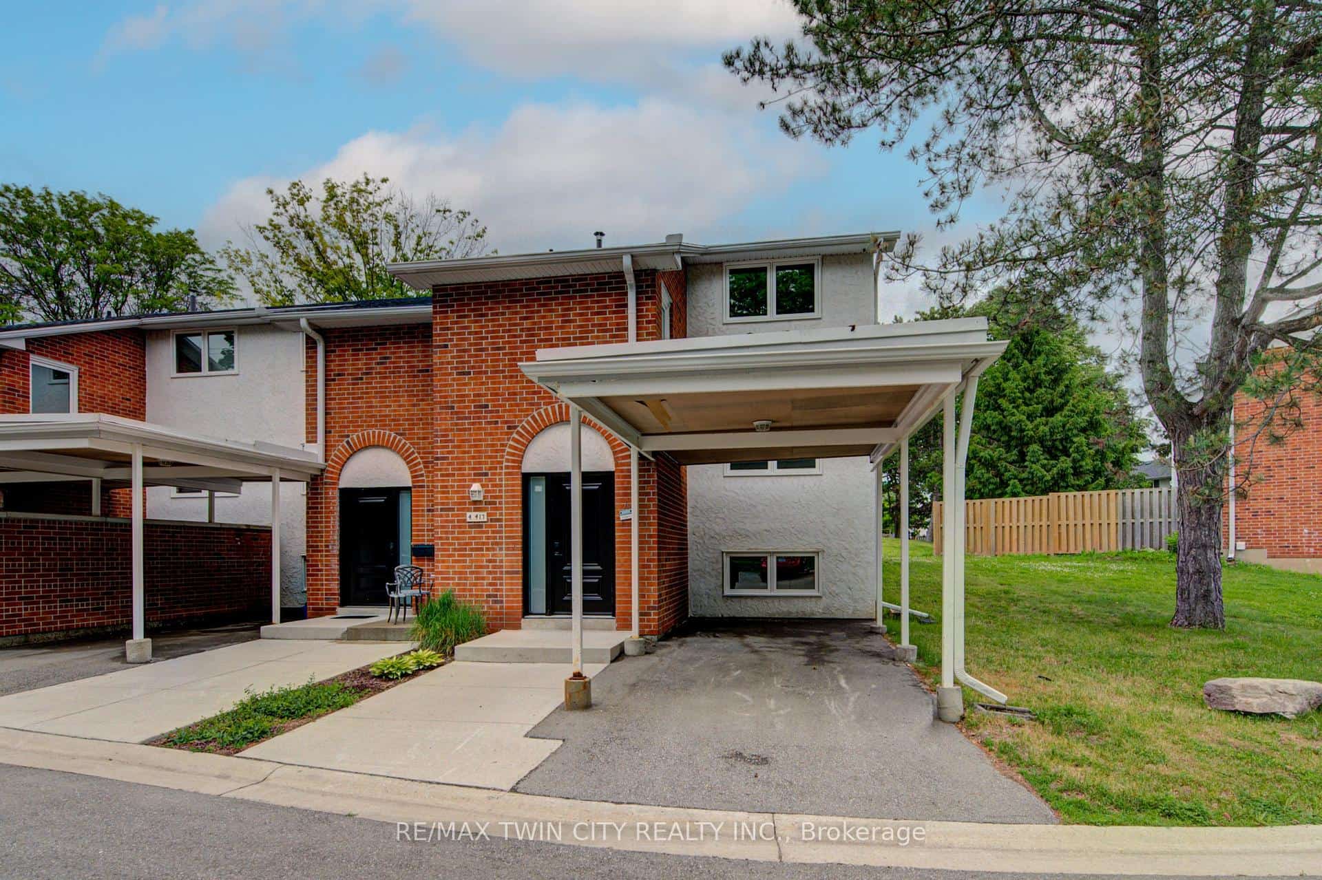 417 Keats Way #4, Waterloo, ON N2L 5S7