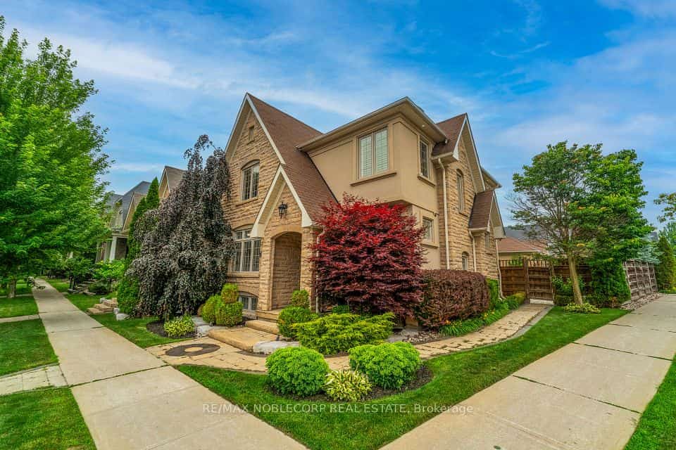 2 Glengordon Crescent, Markham, ON L6C 0K1