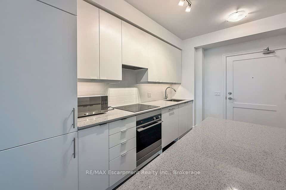 30 Elm Drive W #2109, Mississauga, ON L5B 0N6