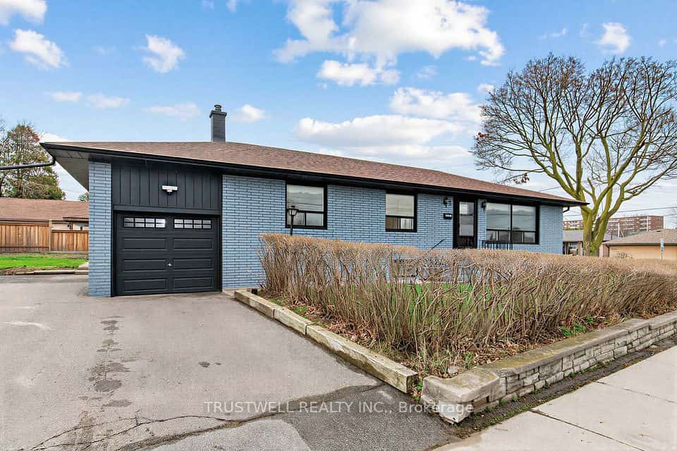 2 Del Ria Drive, Toronto, ON M6L 1M1