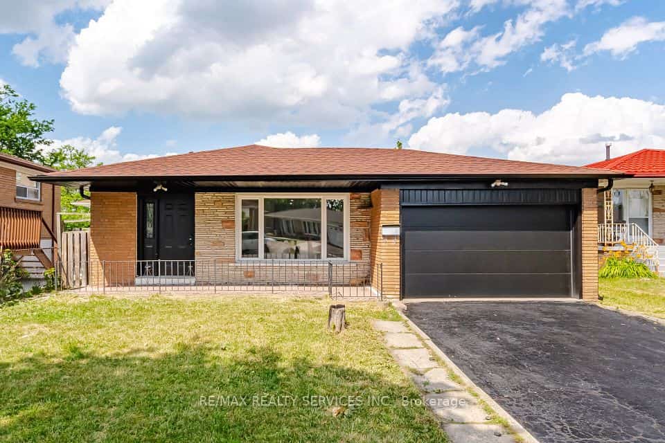 7493 Netherwood Road, Mississauga, ON L4T 2N7