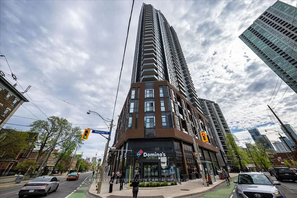 159 Wellesley Street E #3002, Toronto, ON M4Y 0H5