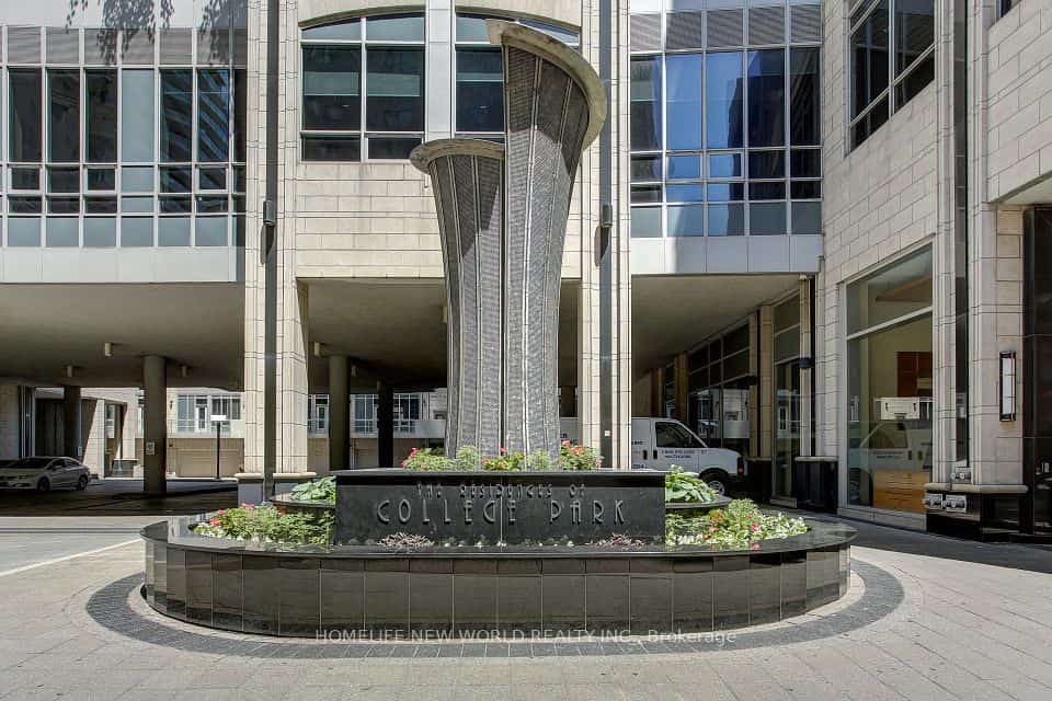 761 Bay Street #3305, Toronto, ON M5G 2R2