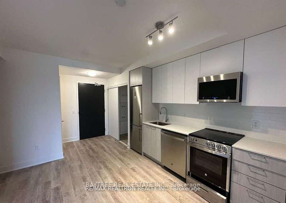 185 Deerfield Road #414, Newmarket, ON L3Y 0G7