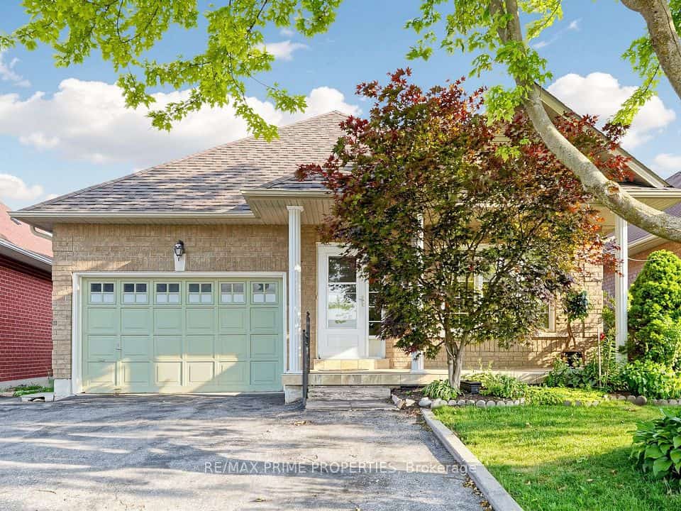 176 Sawmill Valley Drive, Newmarket, ON L3X 2V7