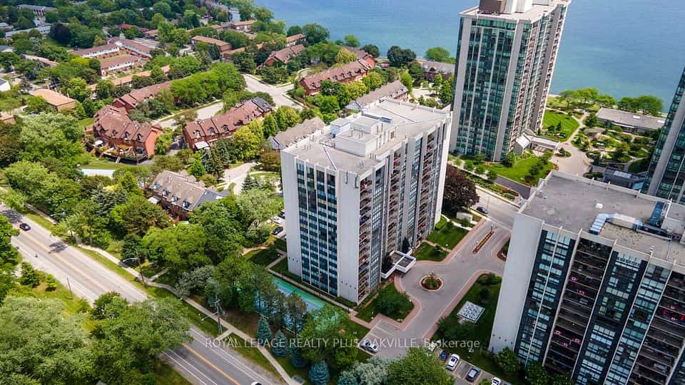 2175 Marine Drive #102, Oakville, ON L6L 5L5