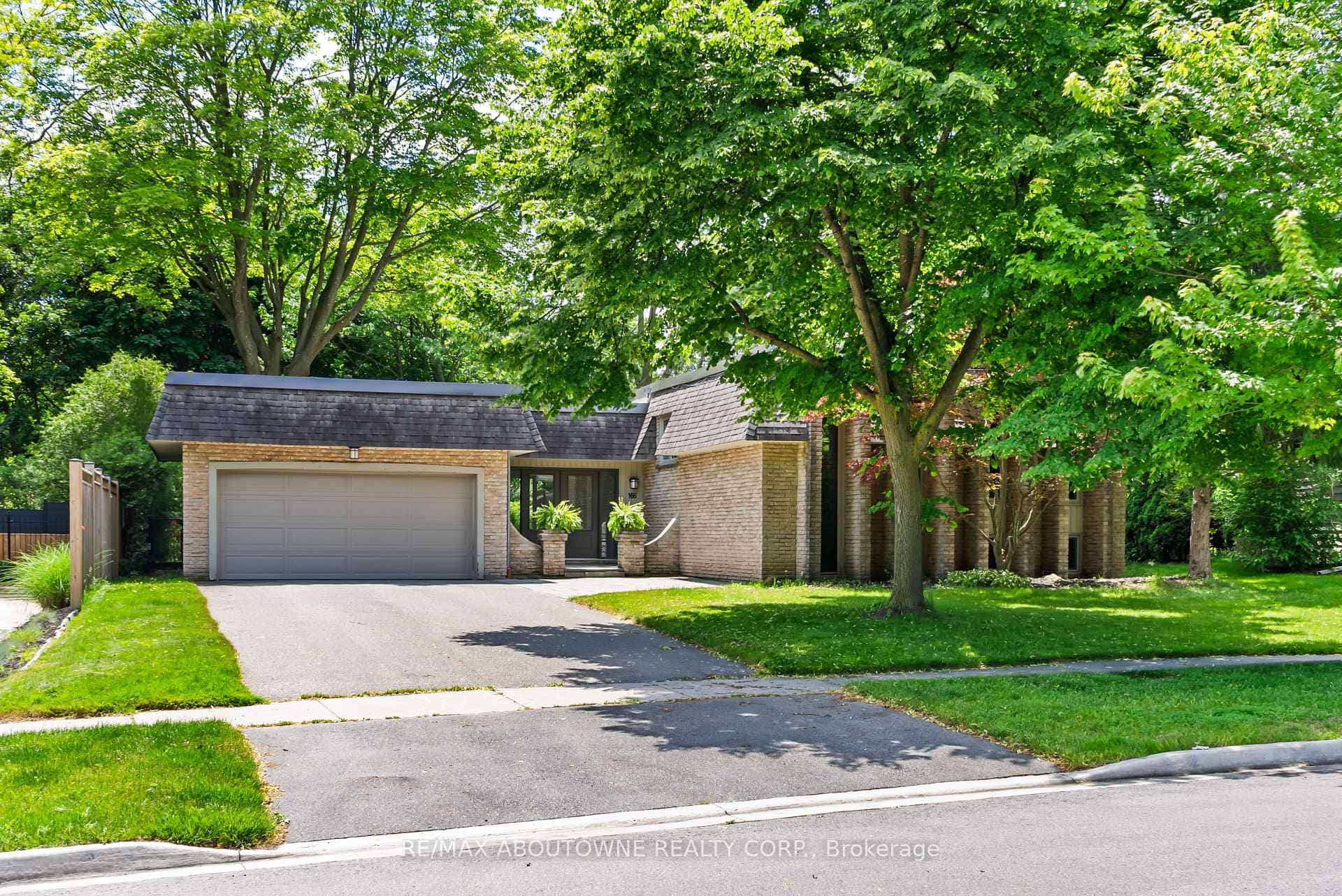 166 Castle Crescent, Oakville, ON L6J 5H3