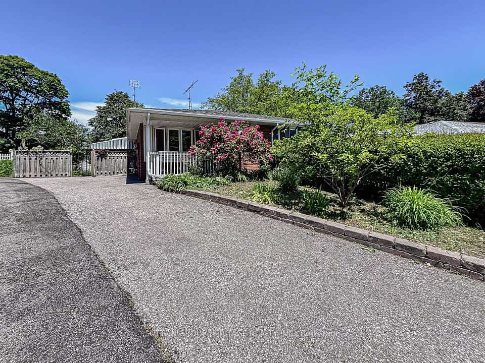 1113 Valley Court, Oshawa, ON L1J 3M4