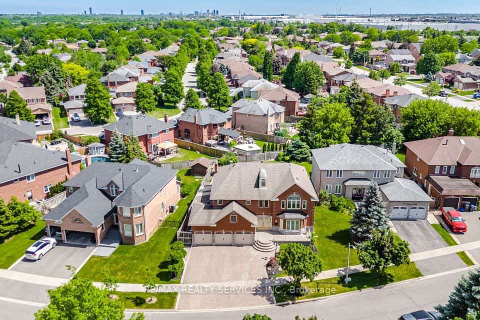 36 Shadywood Road, Brampton, ON L6Z 4M1