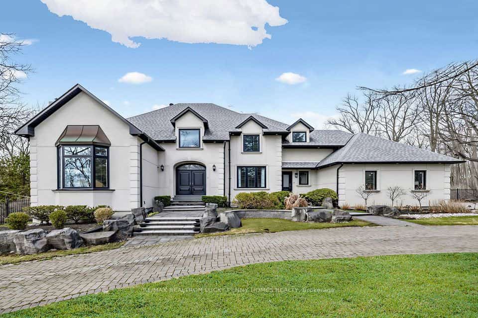 18 Walnut Glen Place, Markham, ON L6C 1A3