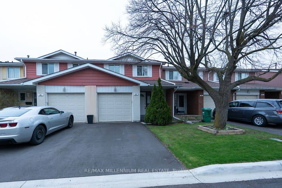 87 Carisbrooke Court, Brampton