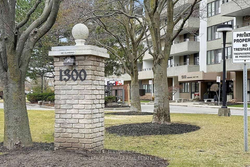 1300 Mississauga Valley Boulevard #902, Mississauga, ON L5A 3S9