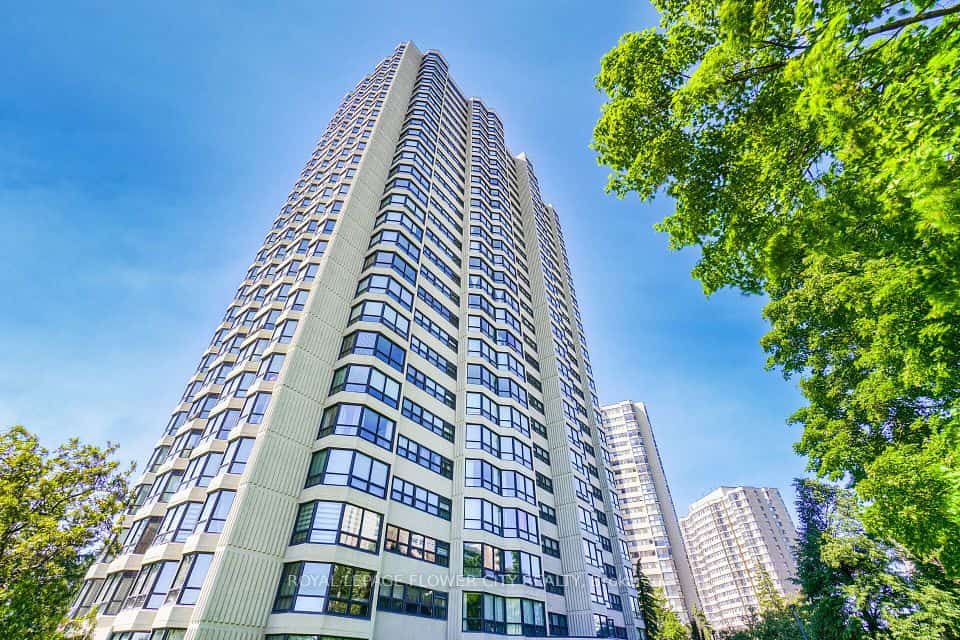 8 Lisa Street #307, Brampton, ON L6T 4S6
