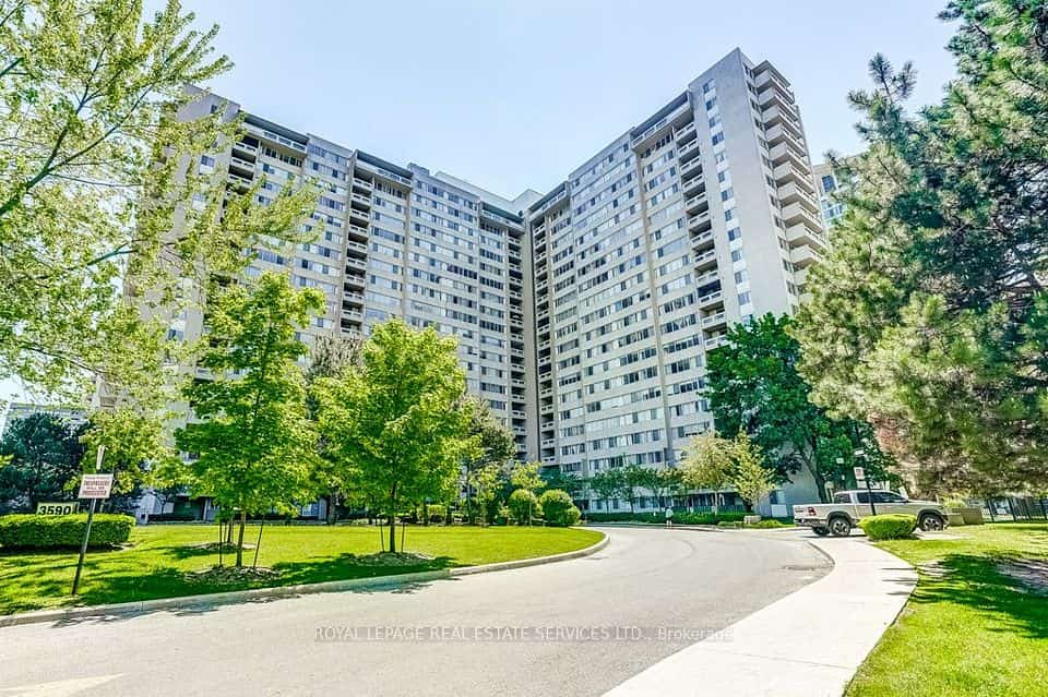 3590 Kaneff Crescent #402, Mississauga, ON L5A 3X3