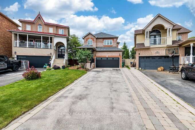 7389 Banffshire Court, Mississauga, ON L5N 7Z9