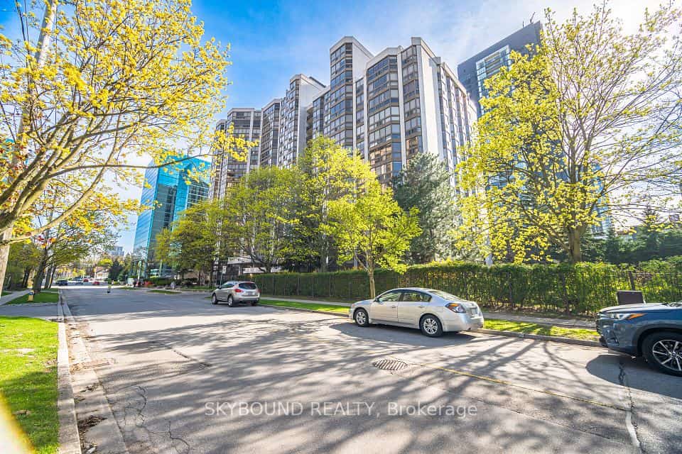 10 Kenneth Avenue #511, Toronto, ON M2N 6K6