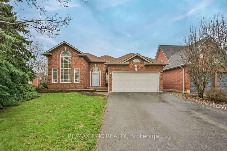 33 Emmett Place, Whitby, ON L1R 2B4