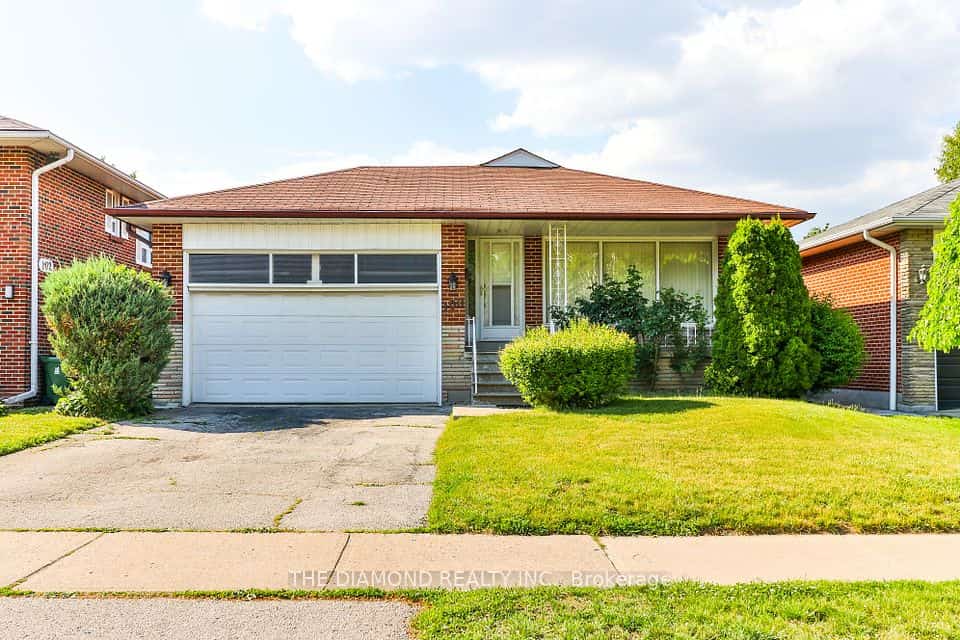 100 Summitcrest Drive, Toronto, ON M9P 1H8