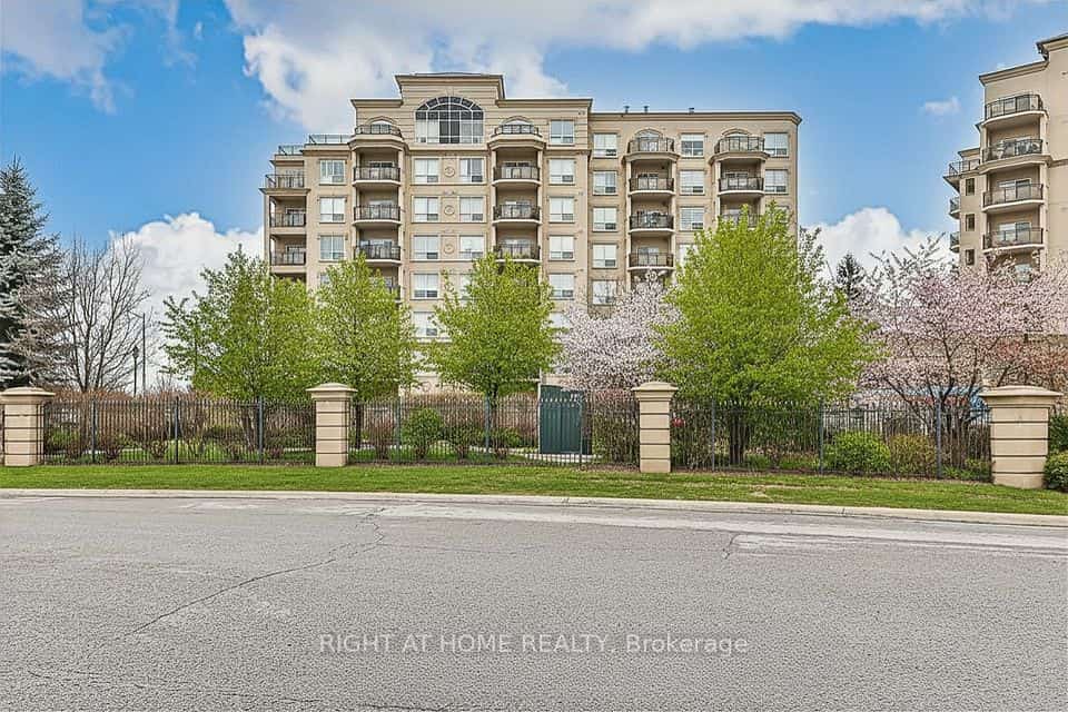 8 Maison Parc Court #305, Vaughan, ON L4J 9K5