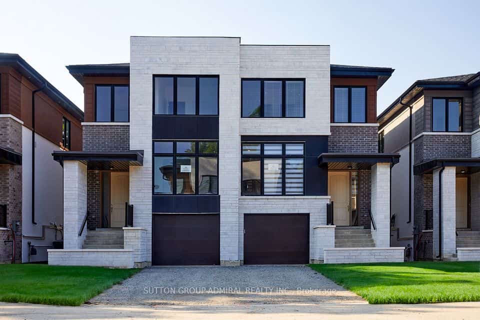 18 Direzze Court, Richmond Hill, ON L4C 5T8