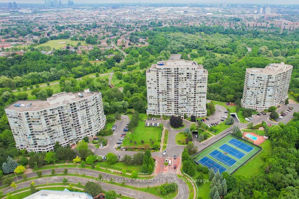 5 Rowntree Road N #805, Toronto, ON M9V 5G9