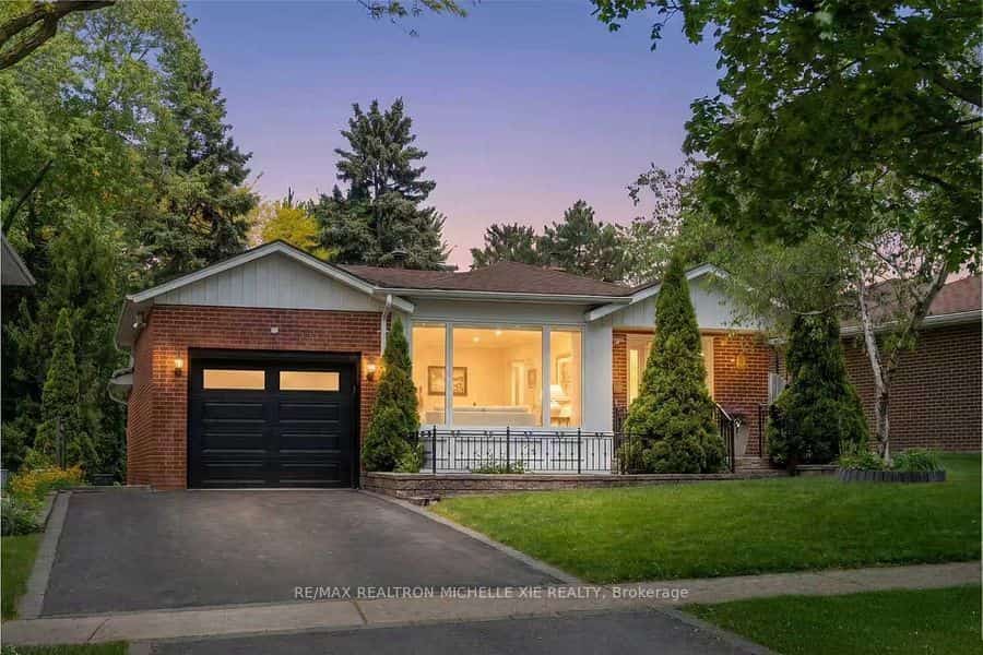 8 Meadowglade Crescent, Toronto, ON M2J 1C7
