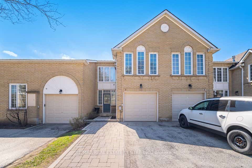 3 Hartnell Square #2, Brampton, ON L6S 5W7
