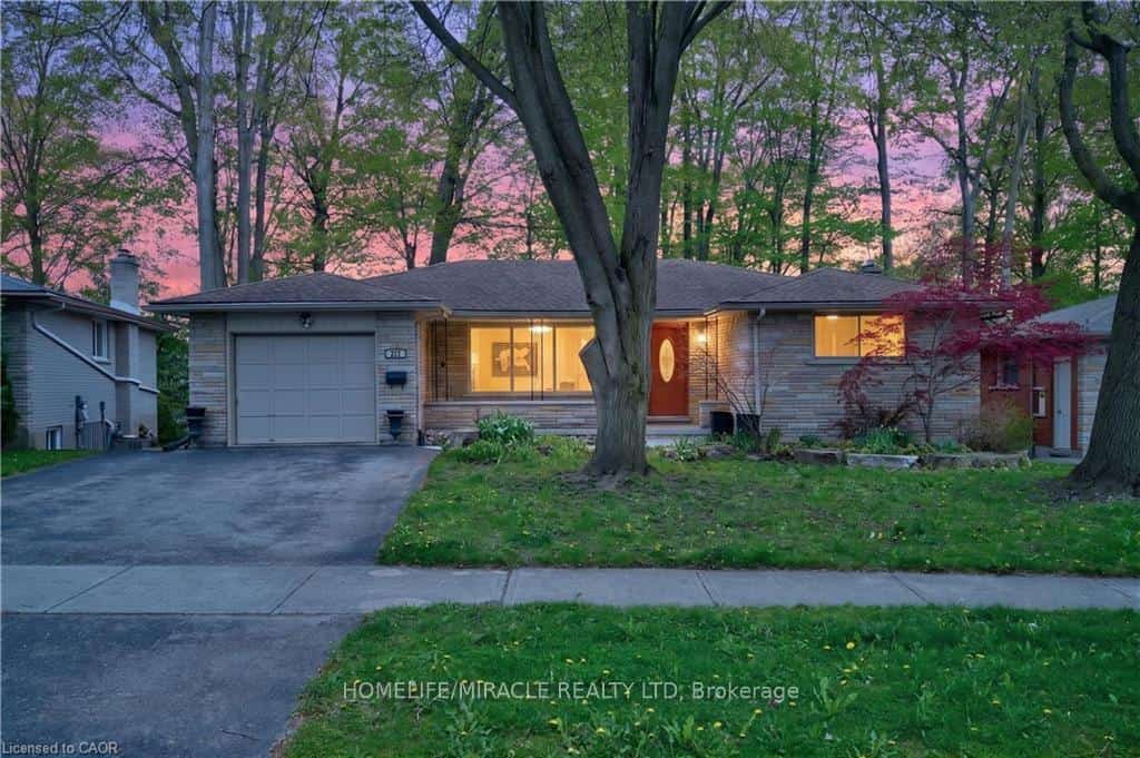 217 Pinegrove Crescent, Waterloo, ON N2L 4V2