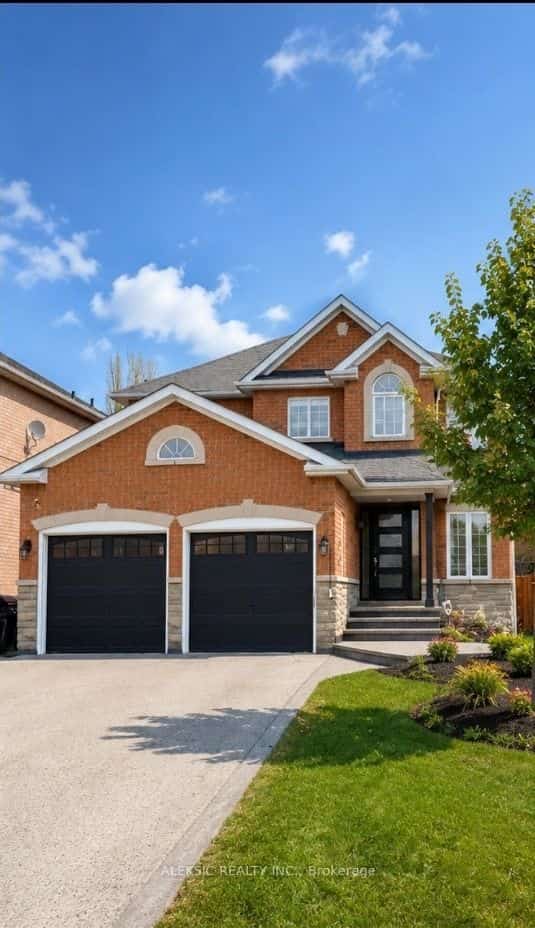 33 Hillpath Crescent, Brampton, ON L6Z 4T7