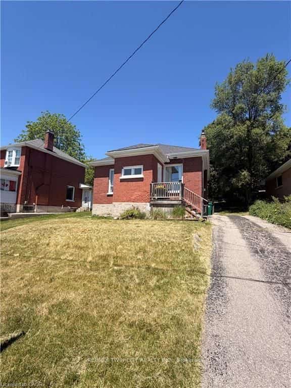 19 Paisley Heights, Cambridge, ON N1R 1B4