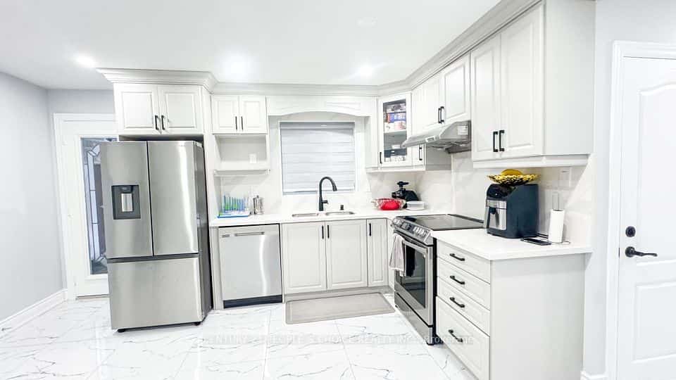 7 Dalraith Crescent, Brampton, ON L6T 2X4