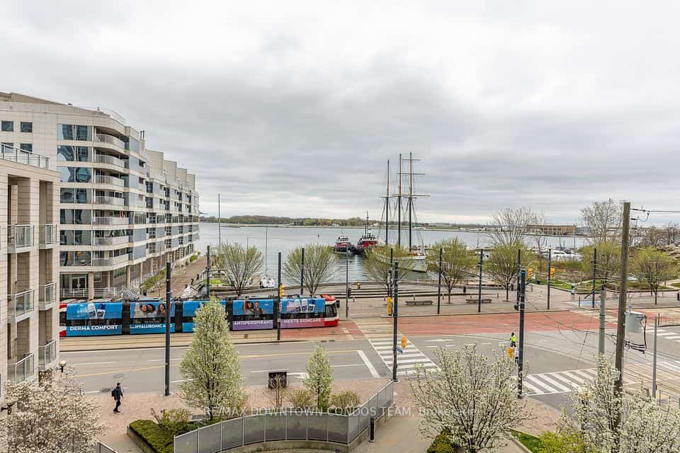 410 Queens Quay W #404, Toronto, ON M5V 3T1