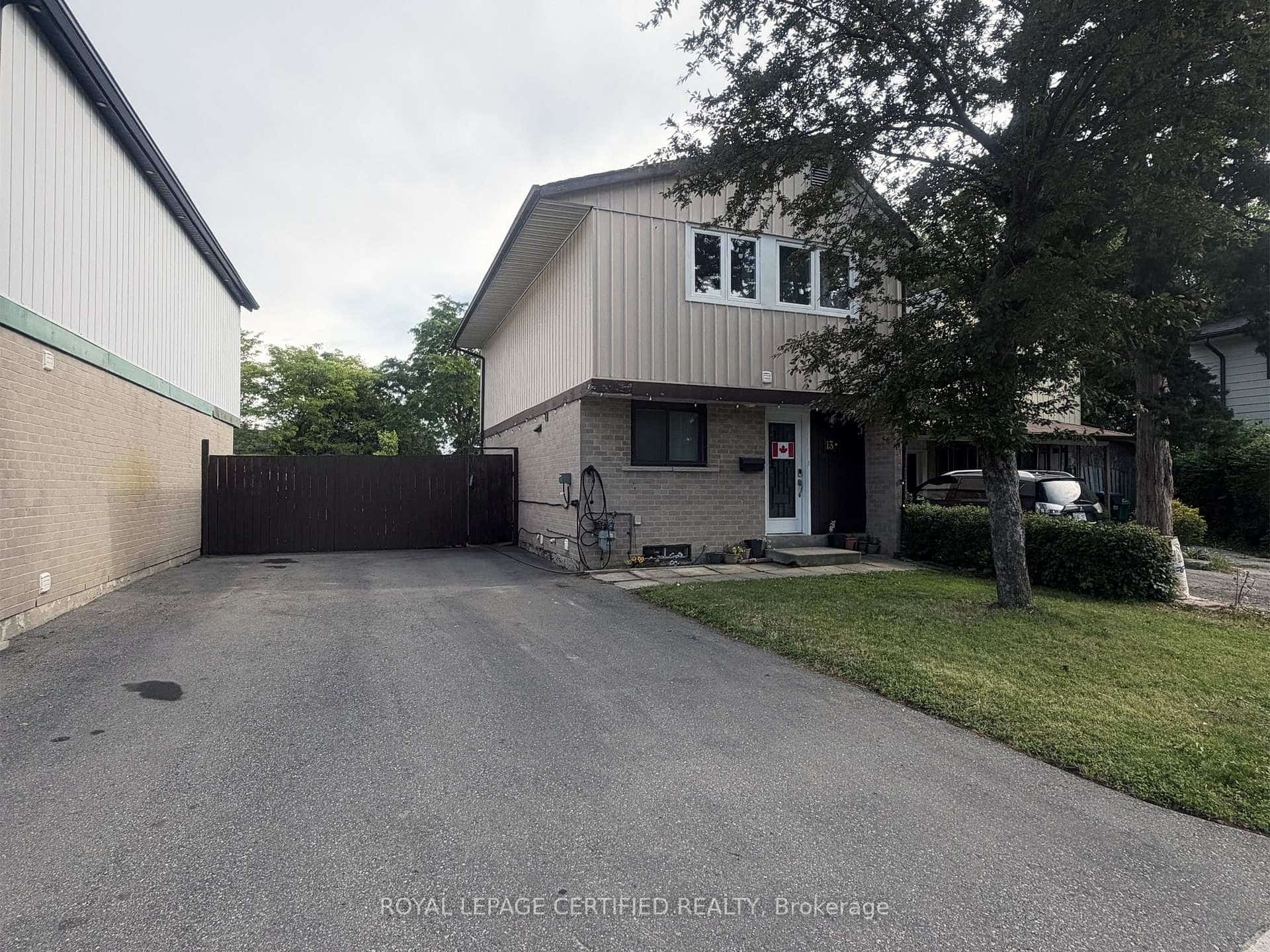 13 Greenhills Square, Brampton, ON L6S 2J4