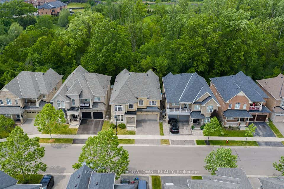 332 McGibbon Drive, Milton, ON L9T 5K7