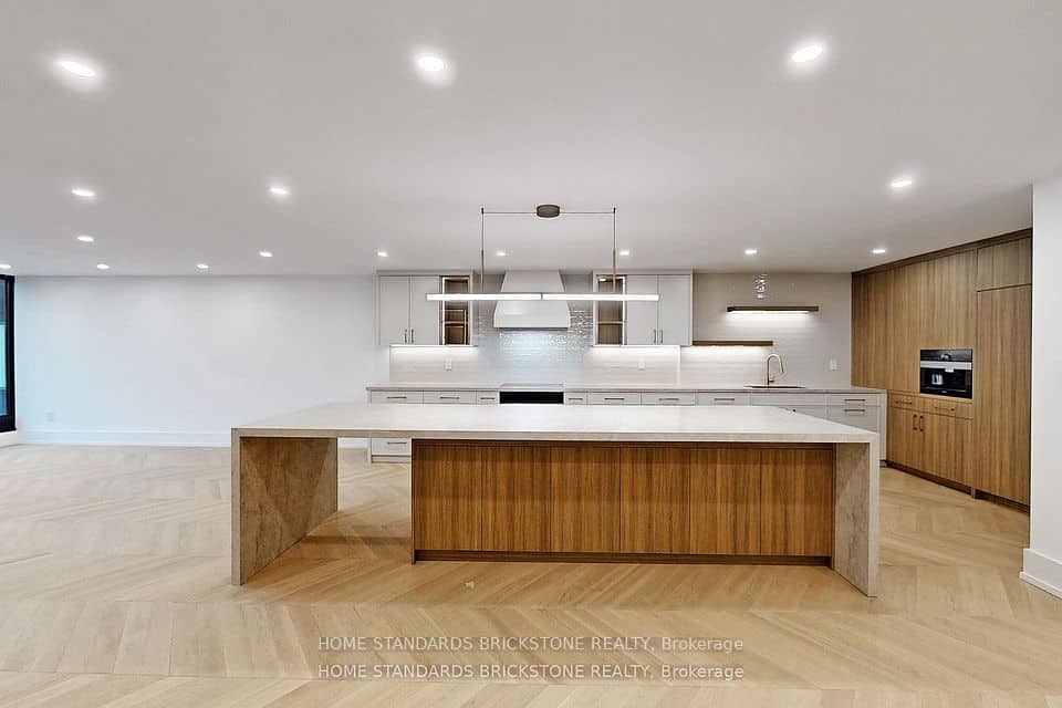 110 Bloor Street W, Toronto
