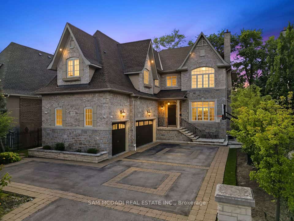 725 Queensway W, Mississauga, ON L5C 1A7